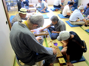 舞鶴園で囲碁･将棋を楽しまれる様子